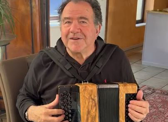 Un accordéon transparent pour enfant mais les adultes s'en amuse ! –  Accordéons pour enfants Snooopi, fabriqués en France par Thierry Bénétoux,  artisan et technicien accordéoniste passionné par l'innovation musicale