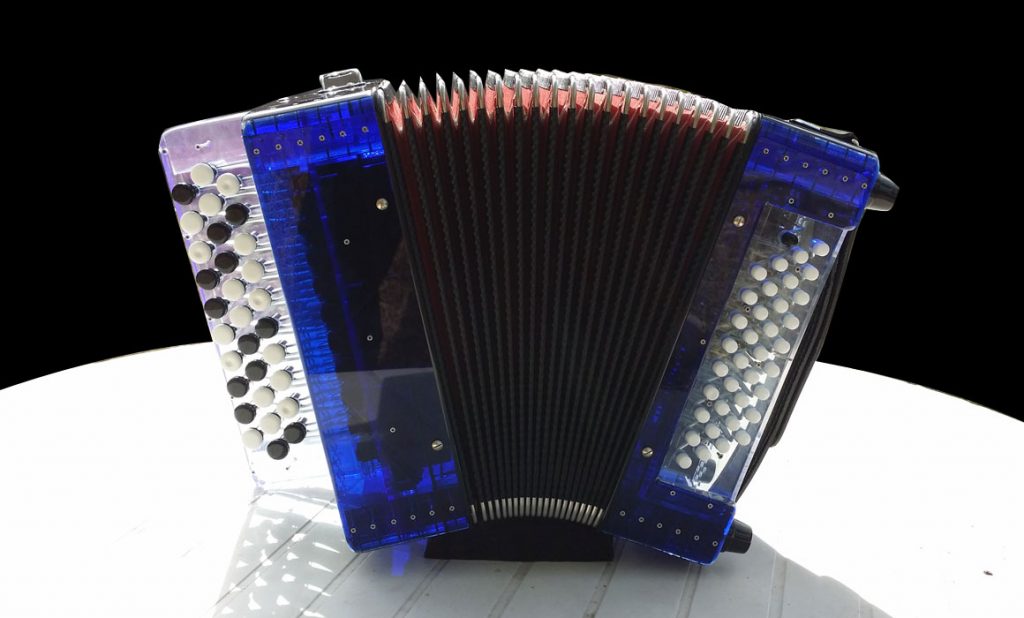 Un accordéon transparent pour enfant mais les adultes s'en amuse ! –  Accordéons pour enfants Snooopi, fabriqués en France par Thierry Bénétoux,  artisan et technicien accordéoniste passionné par l'innovation musicale