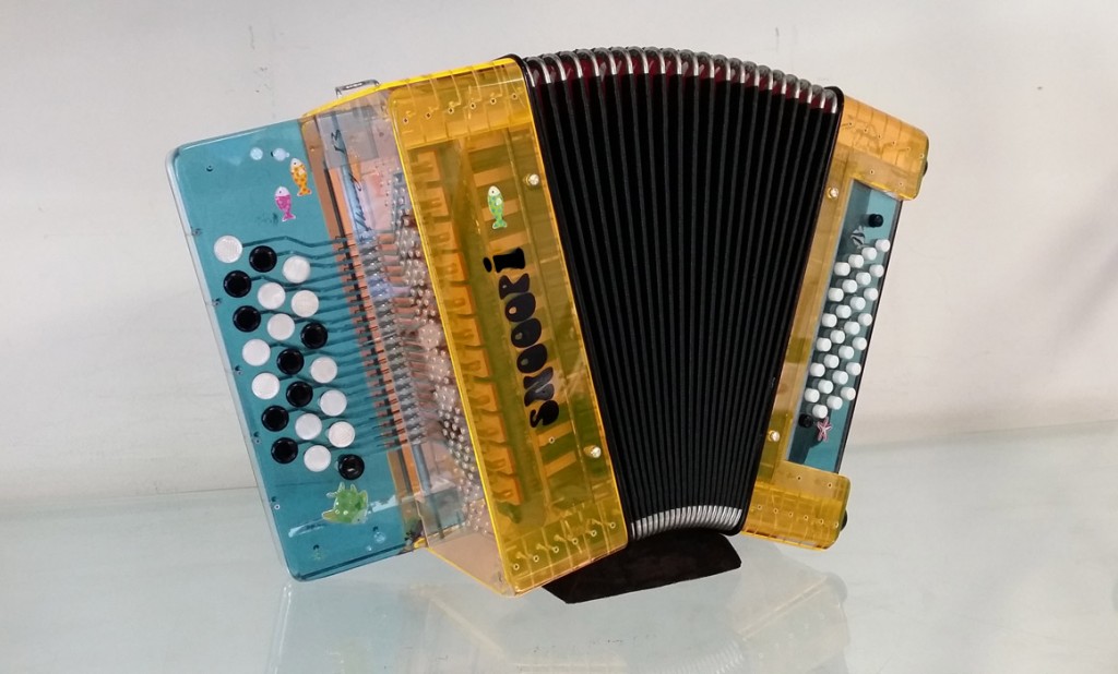 Un accordéon transparent pour enfant mais les adultes s'en amuse ! –  Accordéons pour enfants Snooopi, fabriqués en France par Thierry Bénétoux,  artisan et technicien accordéoniste passionné par l'innovation musicale