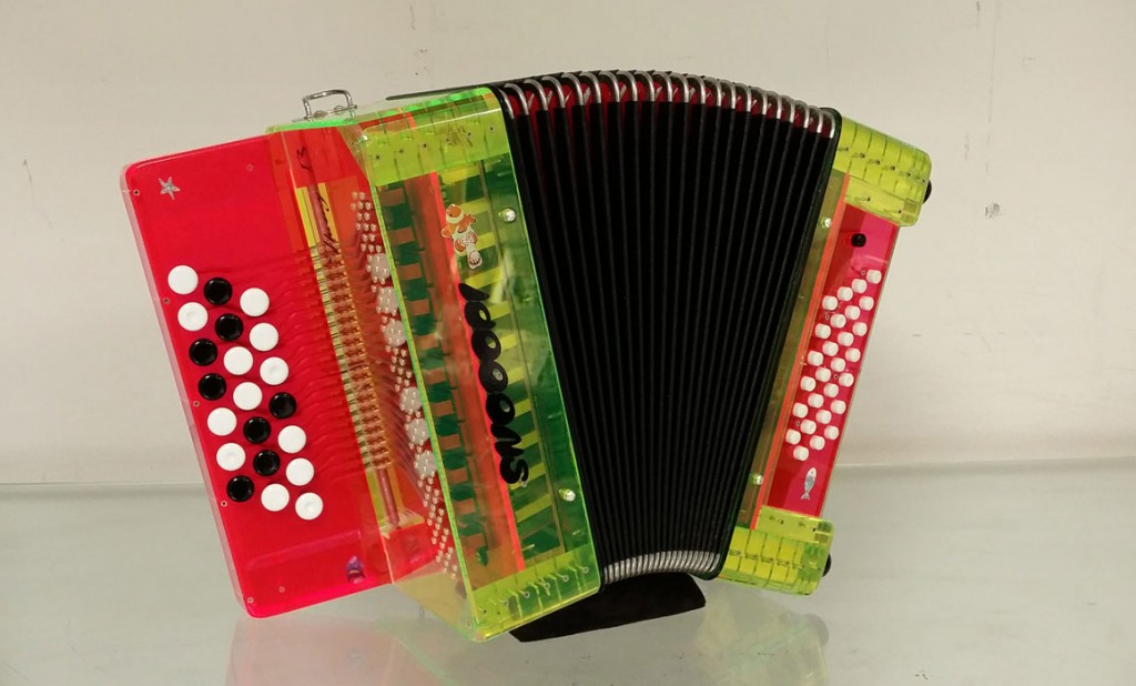 Un accordéon transparent pour enfant mais les adultes s'en amuse ! –  Accordéons pour enfants Snooopi, fabriqués en France par Thierry Bénétoux,  artisan et technicien accordéoniste passionné par l'innovation musicale