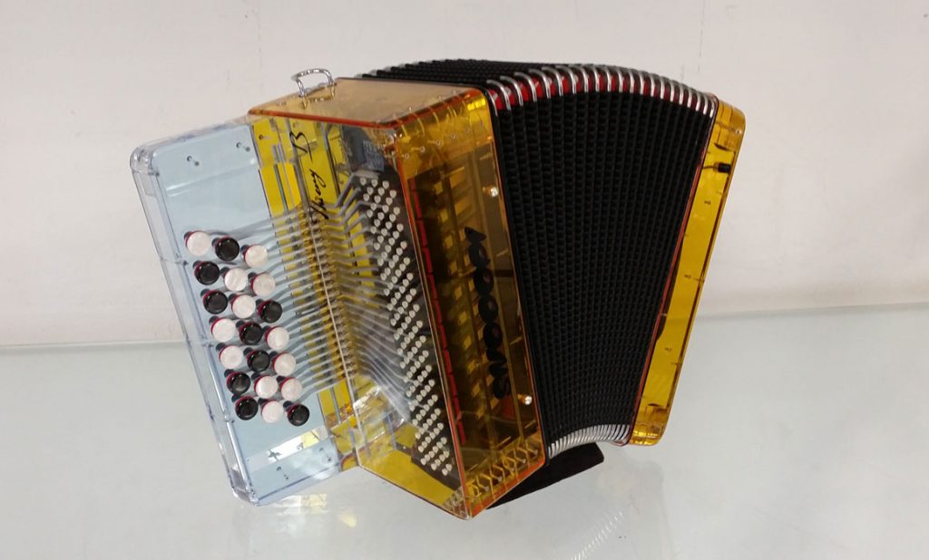 Un accordéon transparent pour enfant mais les adultes s'en amuse ! –  Accordéons pour enfants Snooopi, fabriqués en France par Thierry Bénétoux,  artisan et technicien accordéoniste passionné par l'innovation musicale