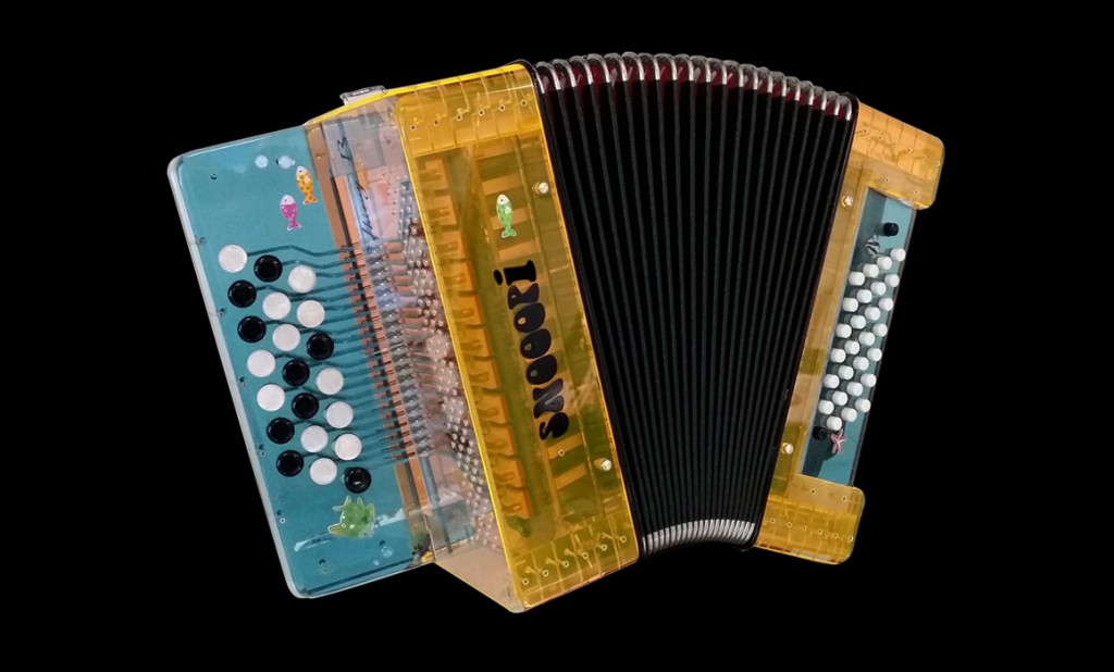 Un accordéon transparent pour enfant mais les adultes s'en amuse ! –  Accordéons pour enfants Snooopi, fabriqués en France par Thierry Bénétoux,  artisan et technicien accordéoniste passionné par l'innovation musicale