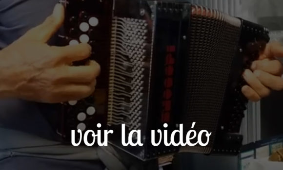 Un accordéon transparent pour enfant mais les adultes s'en amuse ! –  Accordéons pour enfants Snooopi, fabriqués en France par Thierry Bénétoux,  artisan et technicien accordéoniste passionné par l'innovation musicale